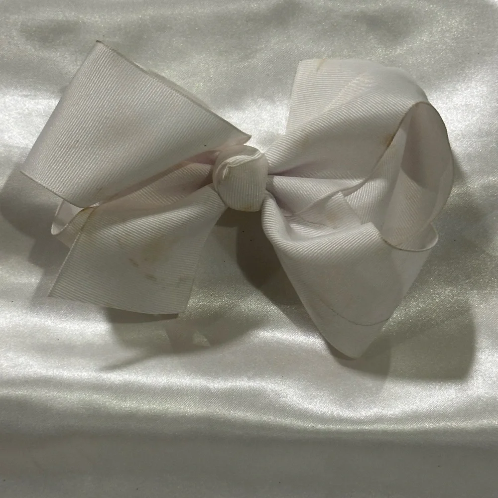 White Gross grain Hair Bow- bundle 2 or more and save on shipping.